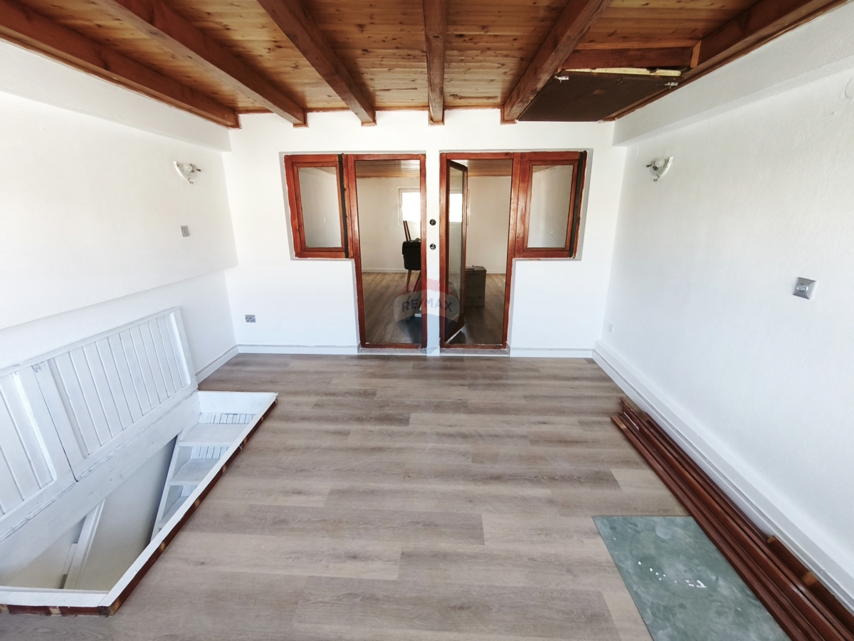 Dvoetažno stanovanje 65 m2 z velikim potencialom v središču Trogirja