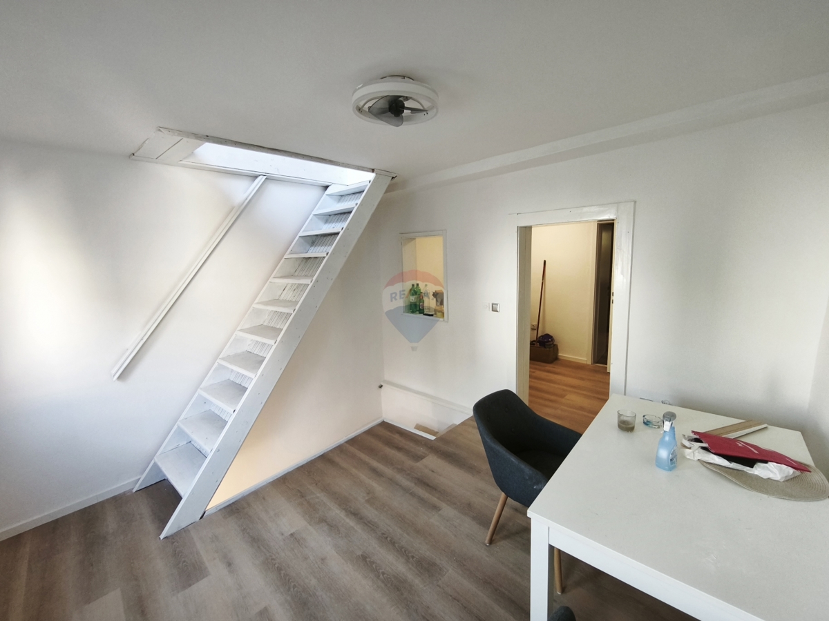 Dvoetažno stanovanje 65 m2 z velikim potencialom v središču Trogirja