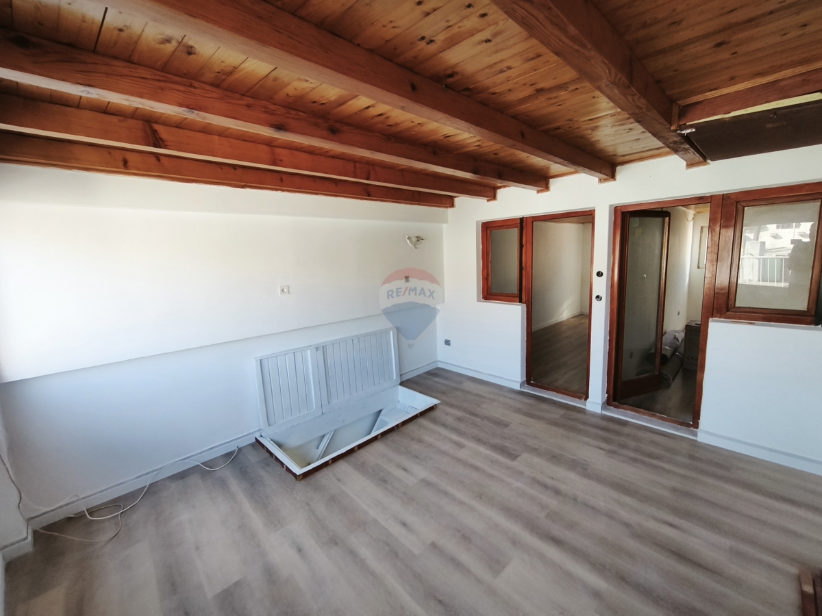 Dvoetažno stanovanje 65 m2 z velikim potencialom v središču Trogirja