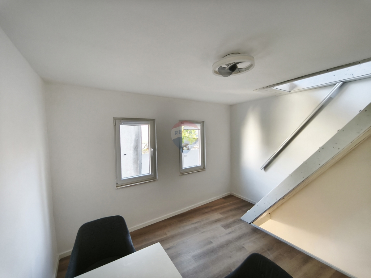 Dvoetažno stanovanje 65 m2 z velikim potencialom v središču Trogirja