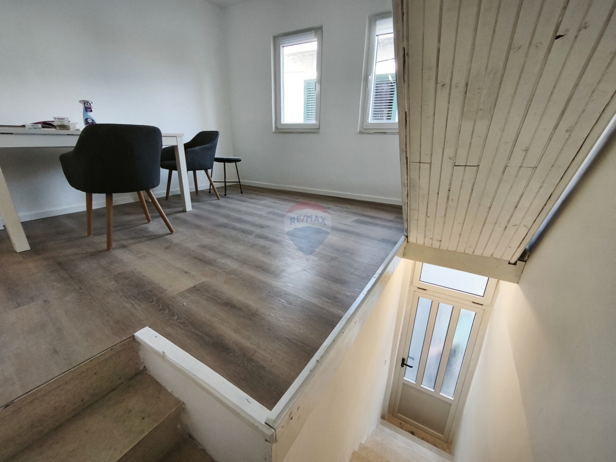 Dvoetažno stanovanje 65 m2 z velikim potencialom v središču Trogirja