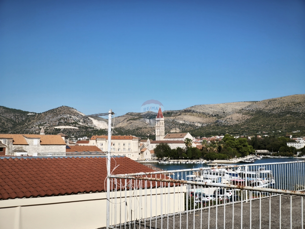 Dvoetažno stanovanje 65 m2 z velikim potencialom v središču Trogirja