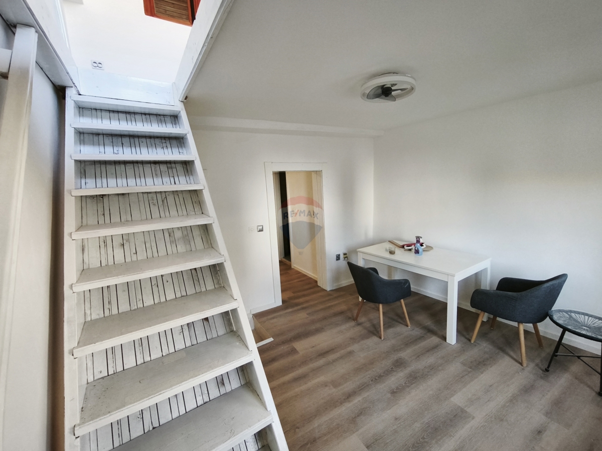 Dvoetažno stanovanje 65 m2 z velikim potencialom v središču Trogirja