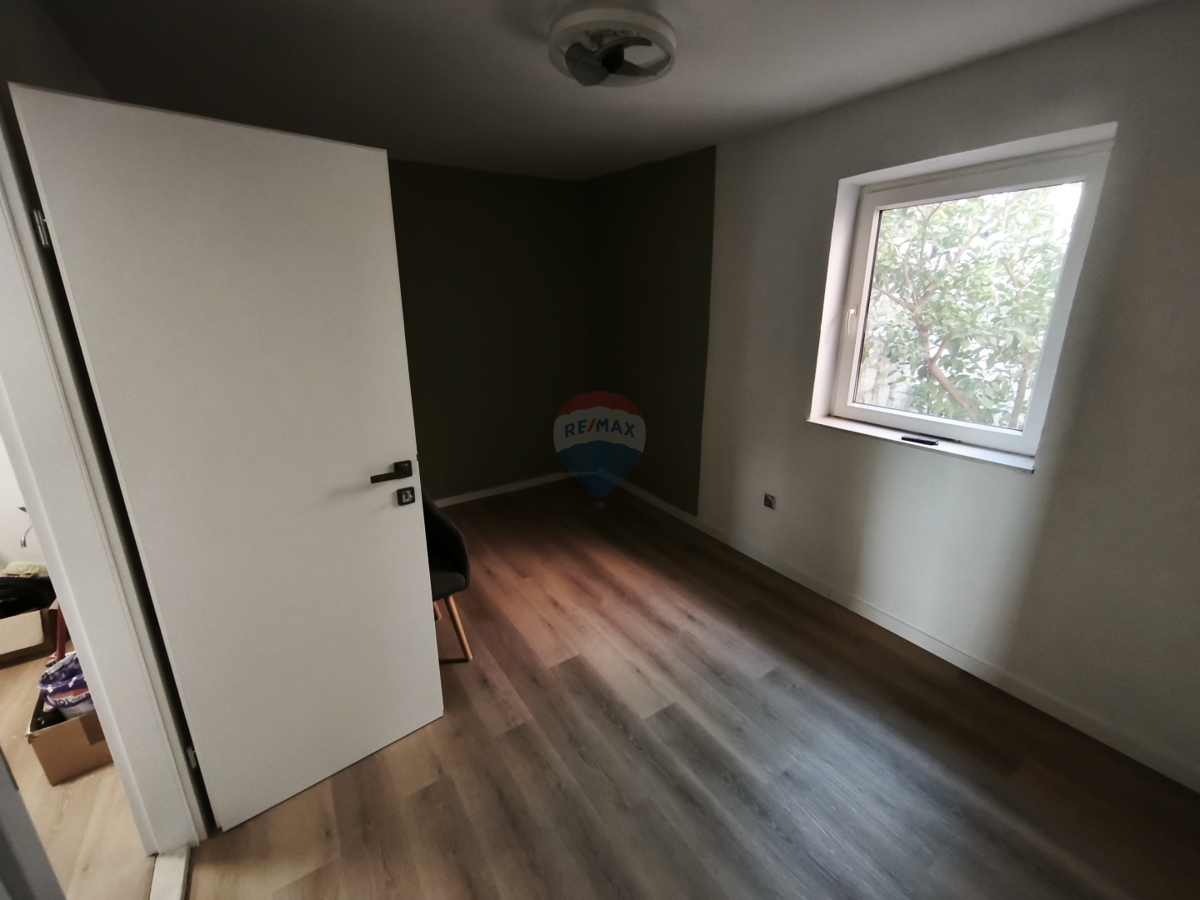 Dvoetažno stanovanje 65 m2 z velikim potencialom v središču Trogirja