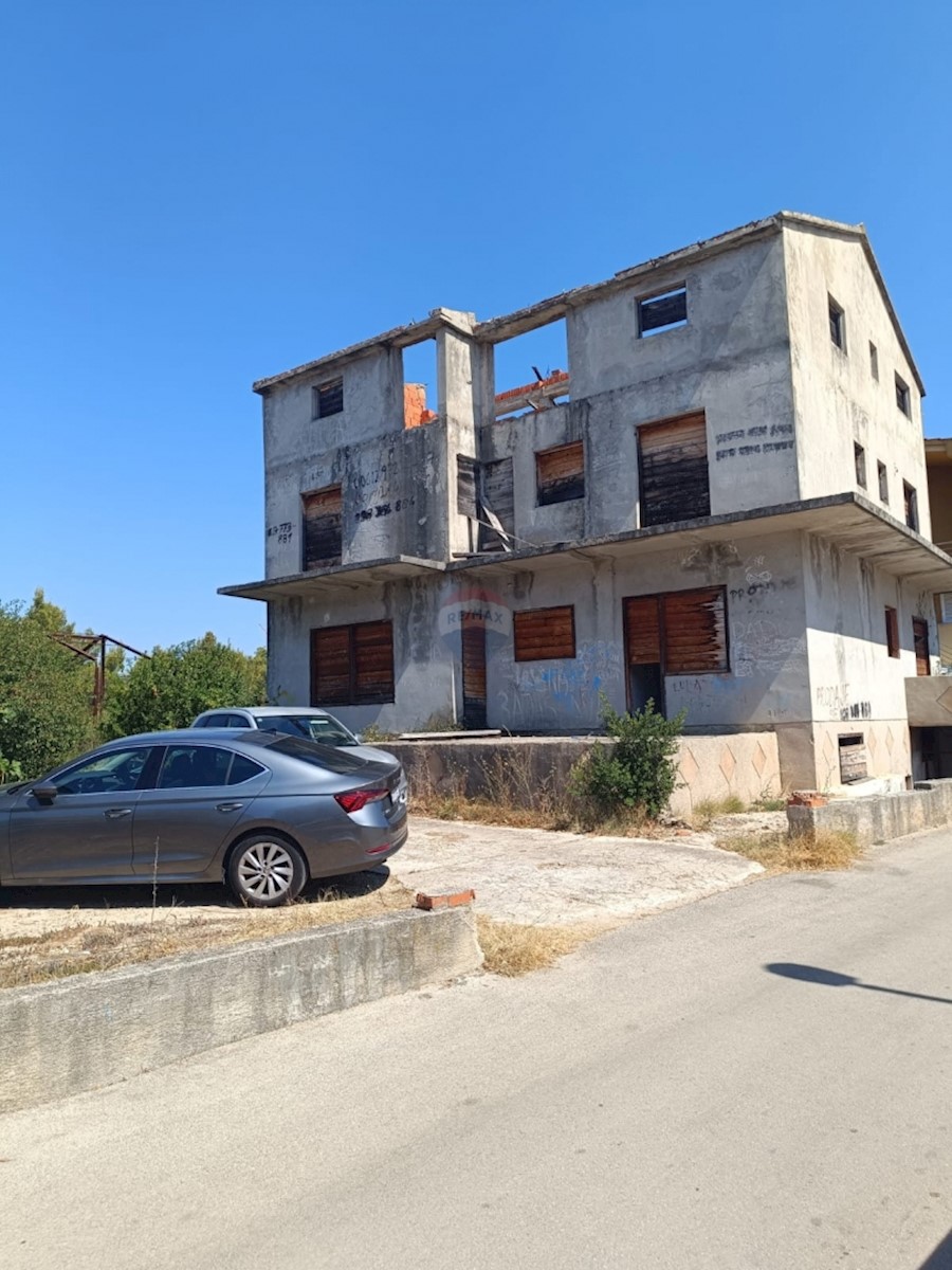 Hiša Vodice, 1.002m2