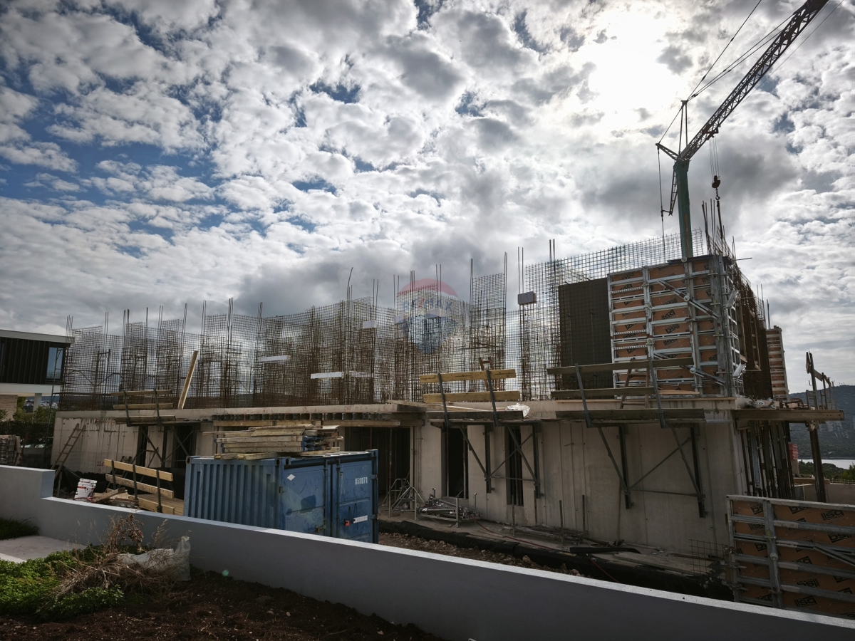 Enosobno stanovanje v pritličju z veliko teraso in garažo (A2), Primošten