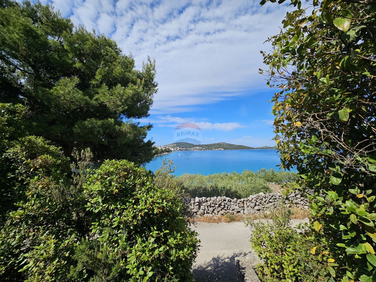 Hiša za rekonstrukcijo, 26 metrov od morja, Uvala Luka