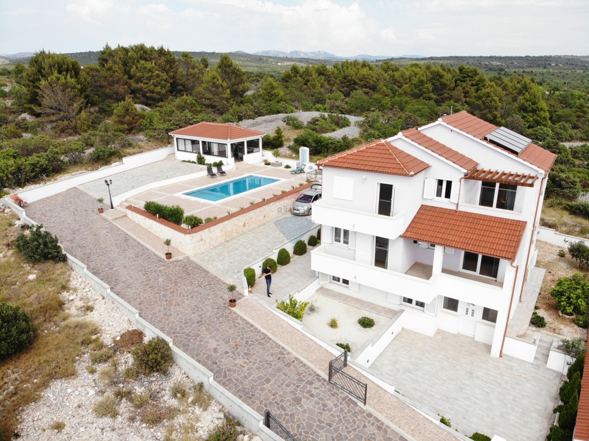 HIŠA Z BAZENOM IN ČUDOVITIM RAZGLEDOM 240 M2, PRIMOŠTEN