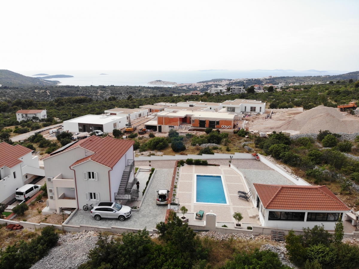 HIŠA Z BAZENOM IN ČUDOVITIM RAZGLEDOM 240 M2, PRIMOŠTEN