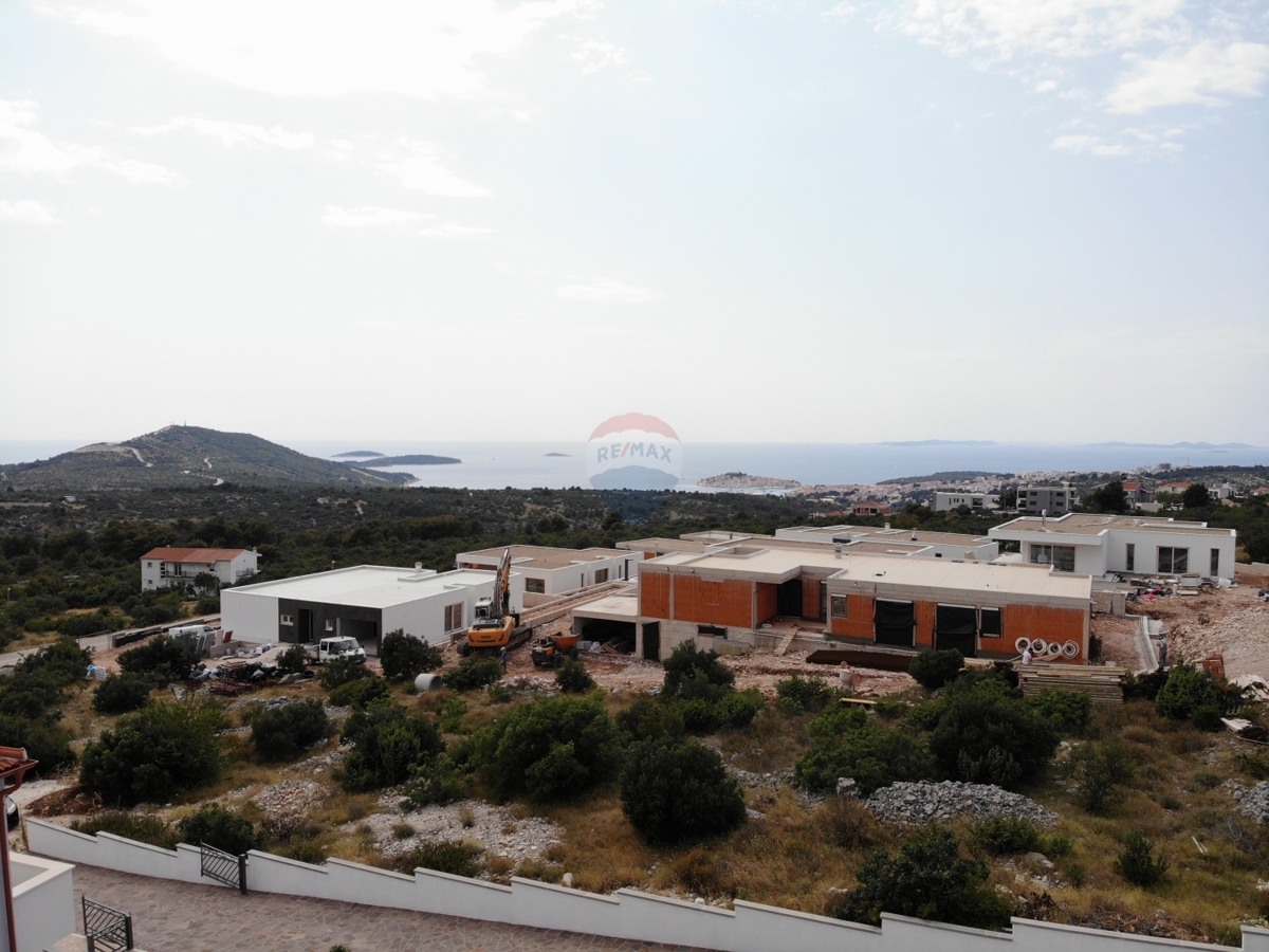 HIŠA Z BAZENOM IN ČUDOVITIM RAZGLEDOM 240 M2, PRIMOŠTEN