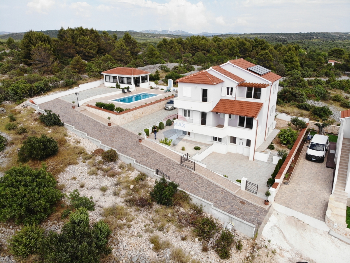 HIŠA Z BAZENOM IN ČUDOVITIM RAZGLEDOM 240 M2, PRIMOŠTEN