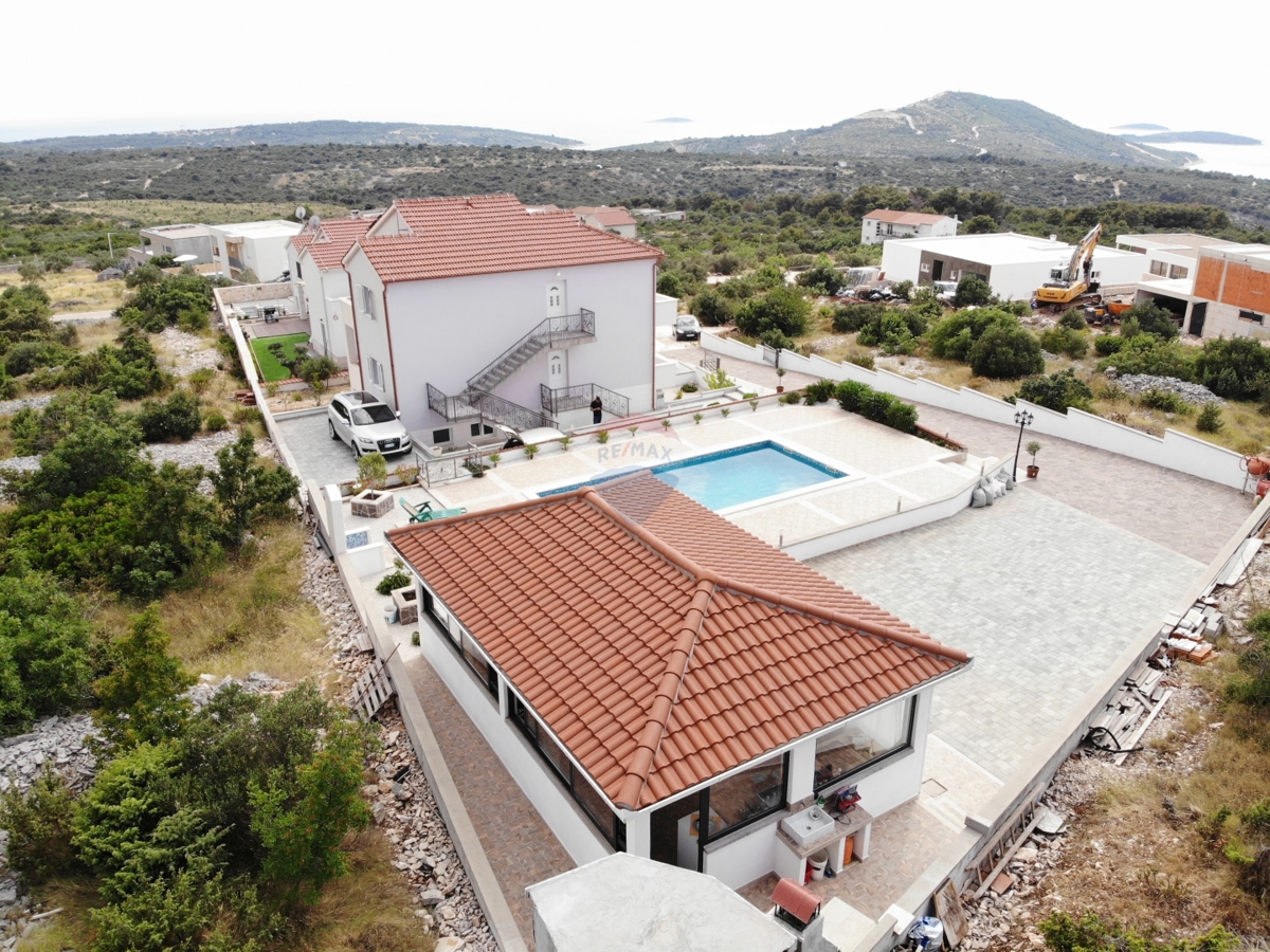 HIŠA Z BAZENOM IN ČUDOVITIM RAZGLEDOM 240 M2, PRIMOŠTEN