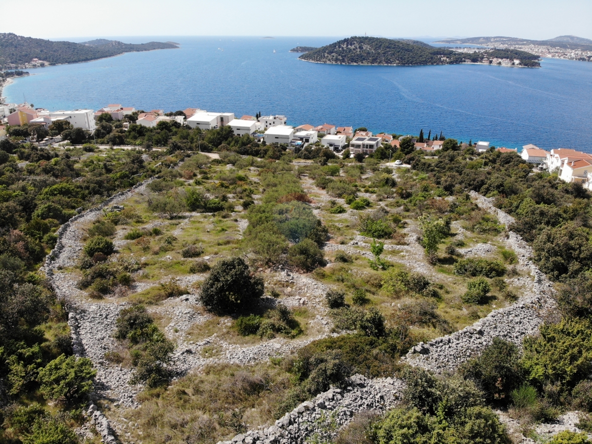 Gradbeno zemljišče s čudovitim pogledom na morje 8262m2 Ljoljinica, Rogoznica