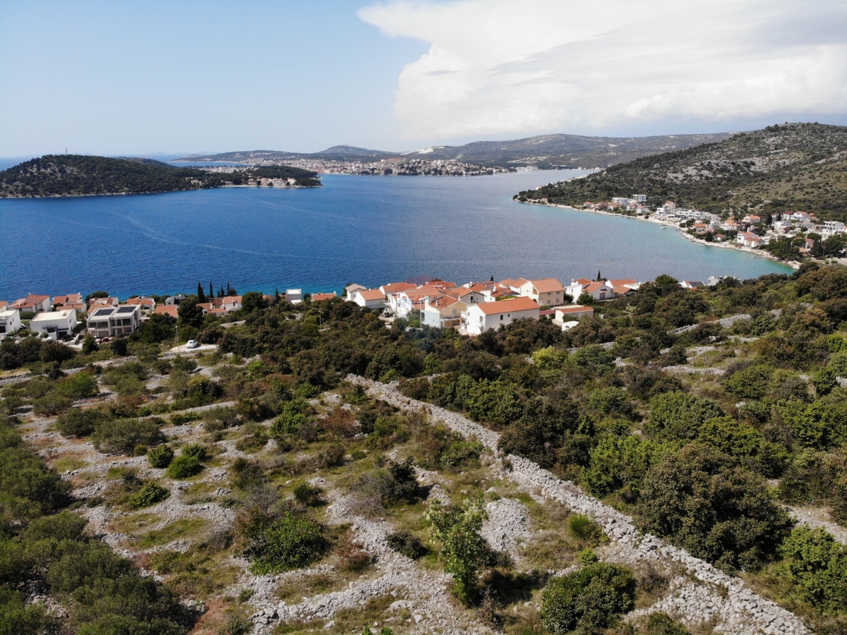 Gradbeno zemljišče s čudovitim pogledom na morje 8262m2 Ljoljinica, Rogoznica