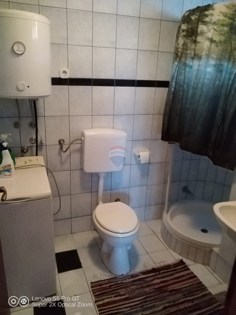 Hiša z dvema apartmajema, 90 metrov od morja! Rogoznica