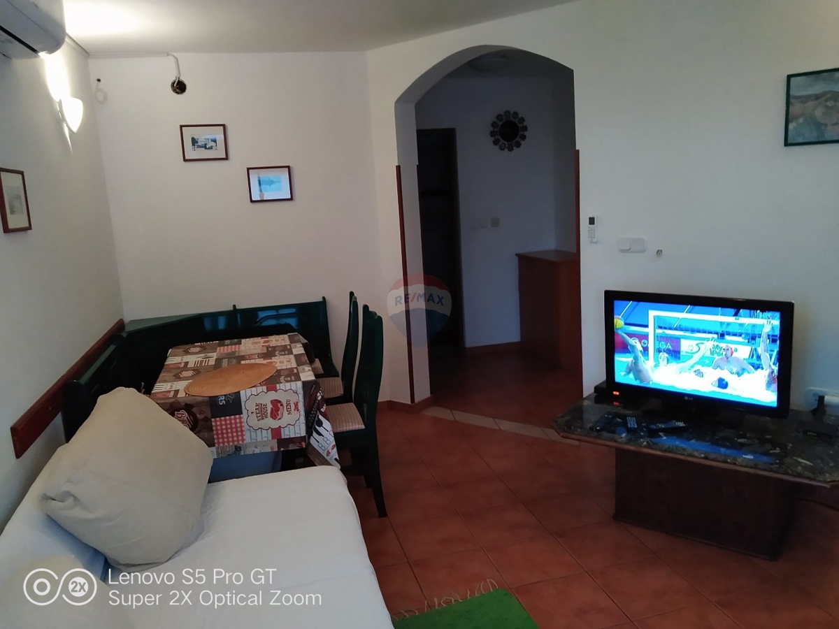 Hiša z dvema apartmajema, 90 metrov od morja! Rogoznica