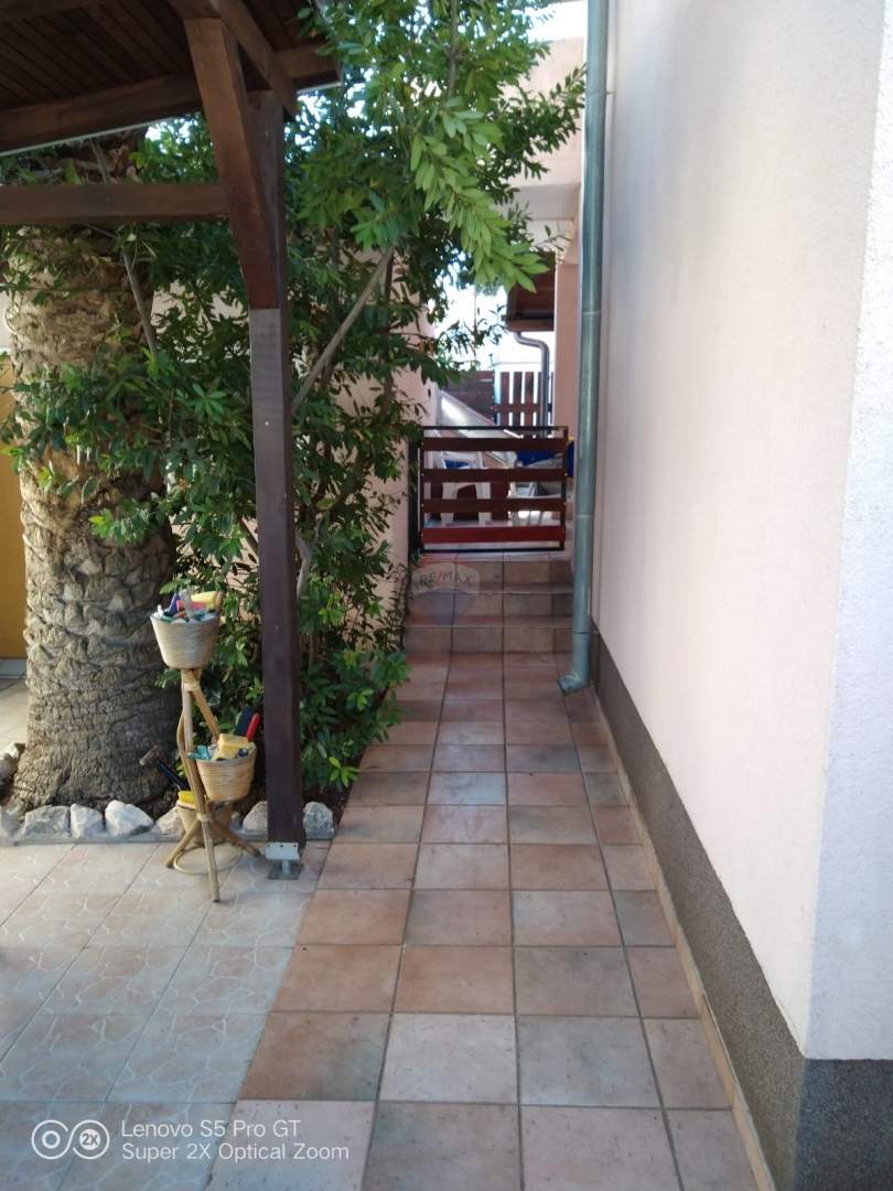 Hiša z dvema apartmajema, 90 metrov od morja! Rogoznica