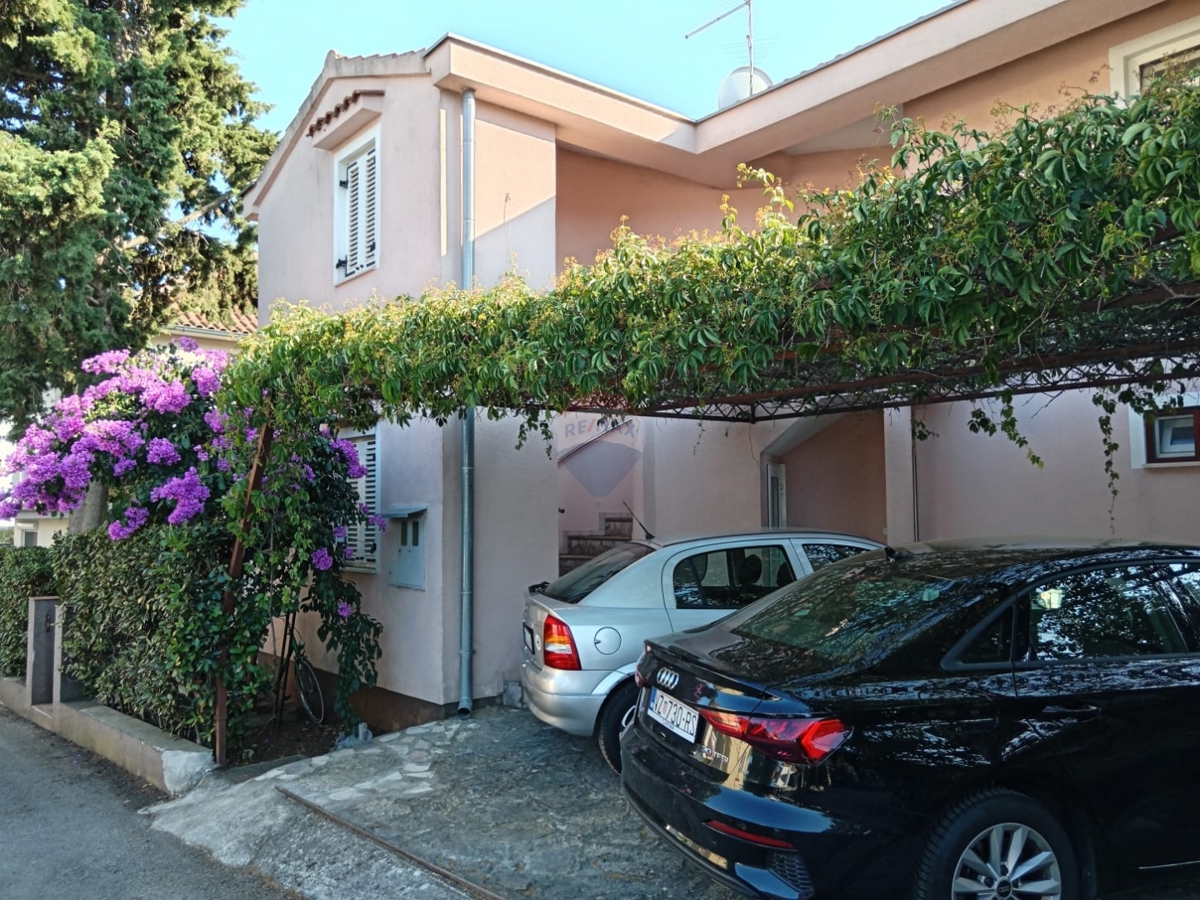 Hiša z dvema apartmajema, 90 metrov od morja! Rogoznica