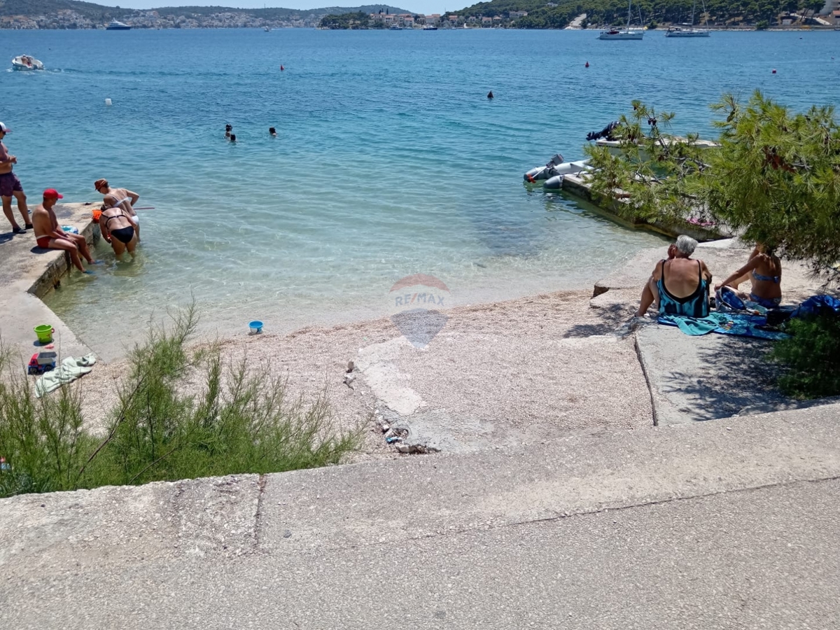 Hiša z dvema apartmajema, 90 metrov od morja! Rogoznica