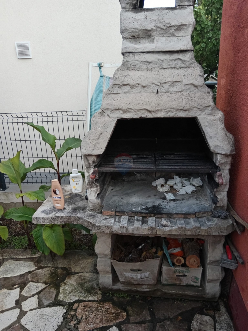 Hiša z dvema apartmajema, 90 metrov od morja! Rogoznica