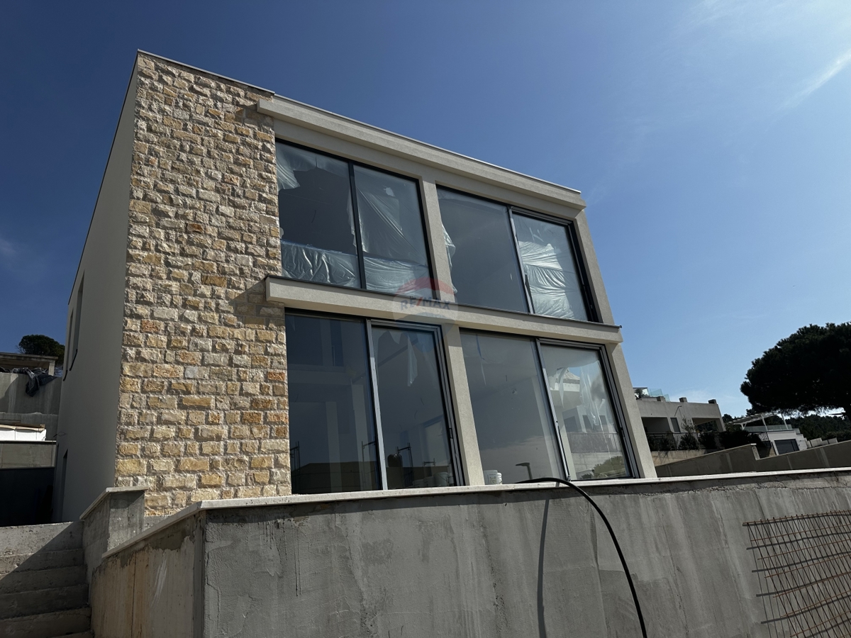 LUKSUZNA VILA Z BAZENOM MODERNE ARHITEKTURE, ROGOZNICA