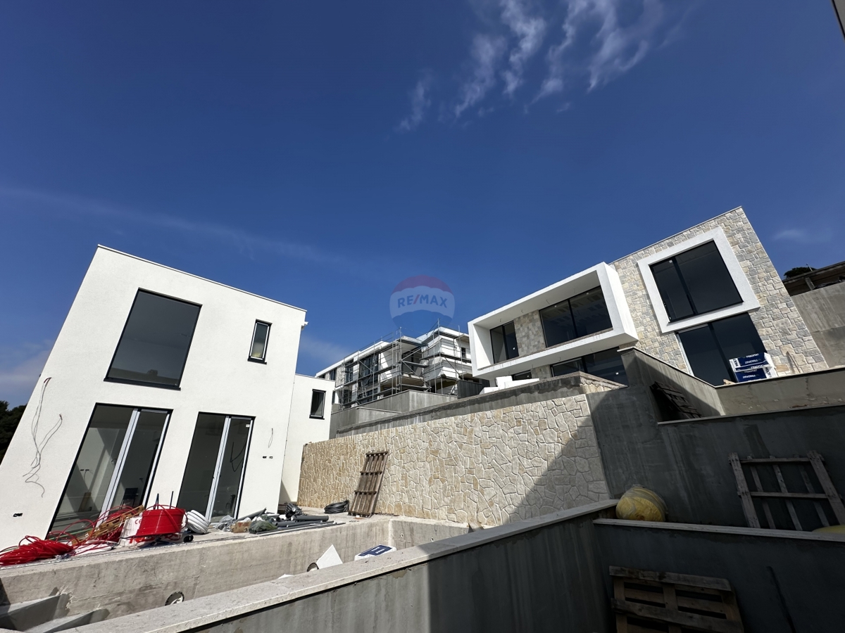 LUKSUZNA VILA Z BAZENOM MODERNE ARHITEKTURE, ROGOZNICA