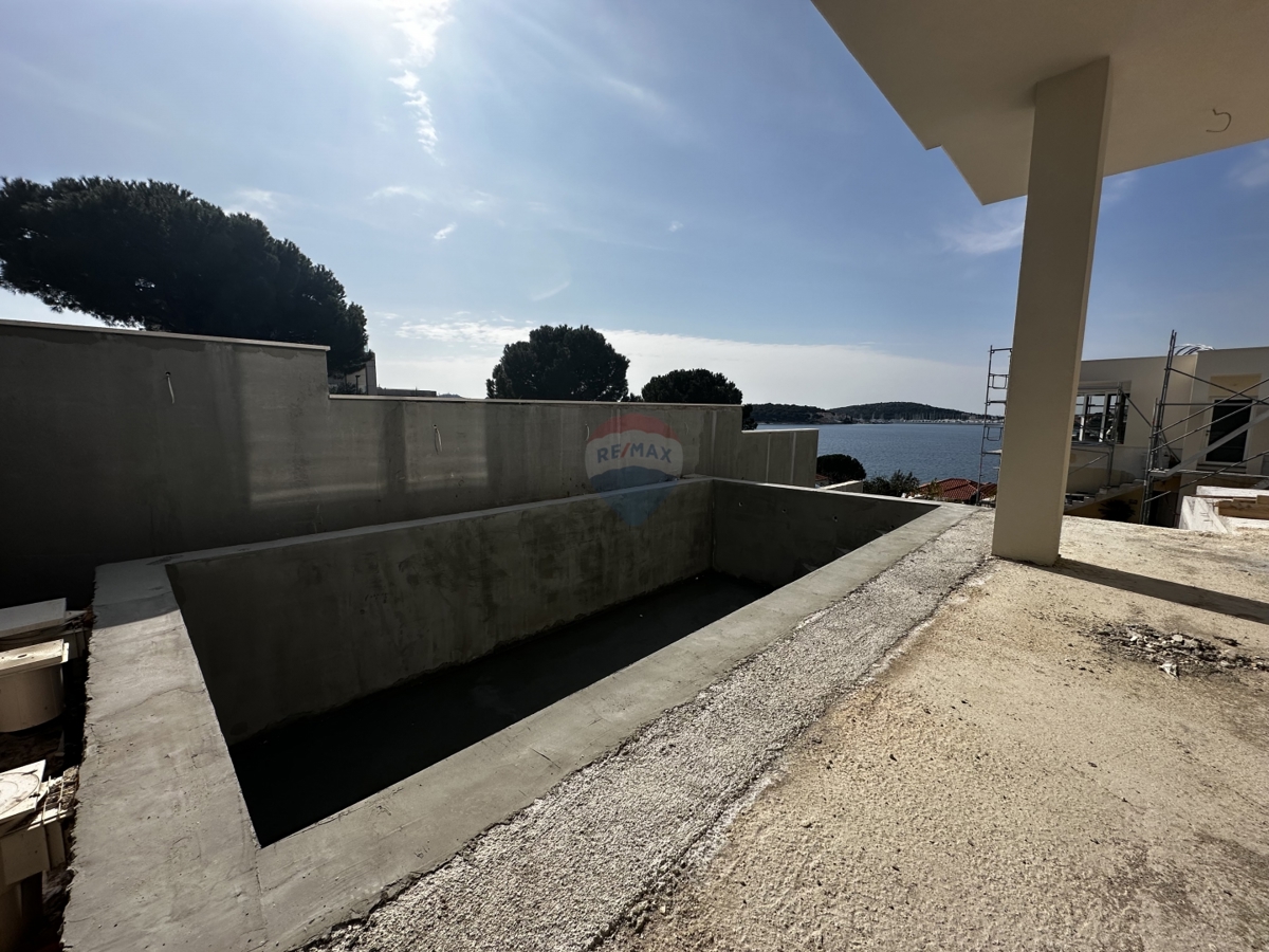 LUKSUZNA VILA Z BAZENOM MODERNE ARHITEKTURE, ROGOZNICA
