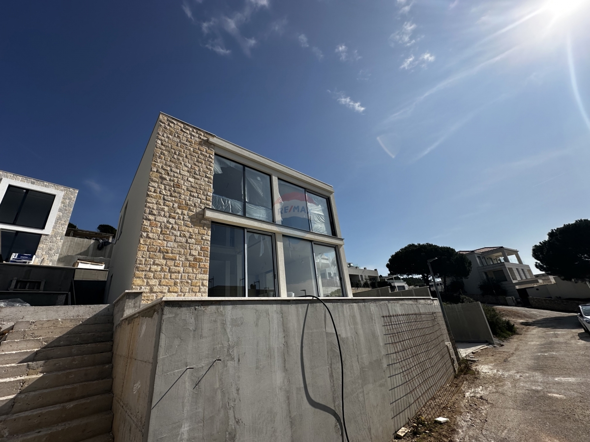 LUKSUZNA VILA Z BAZENOM MODERNE ARHITEKTURE, ROGOZNICA