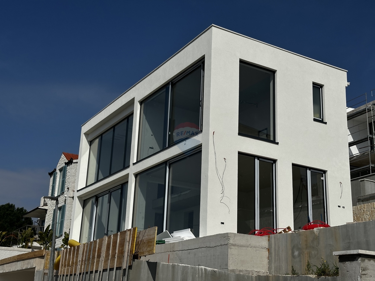 LUKSUZNA VILA Z BAZENOM MODERNE ARHITEKTURE, ROGOZNICA