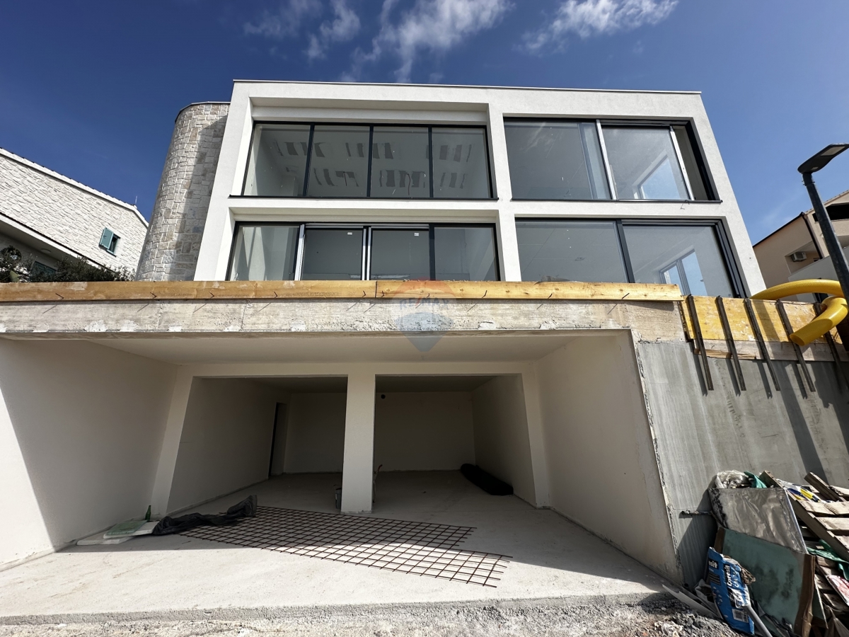 LUKSUZNA VILA Z BAZENOM MODERNE ARHITEKTURE, ROGOZNICA
