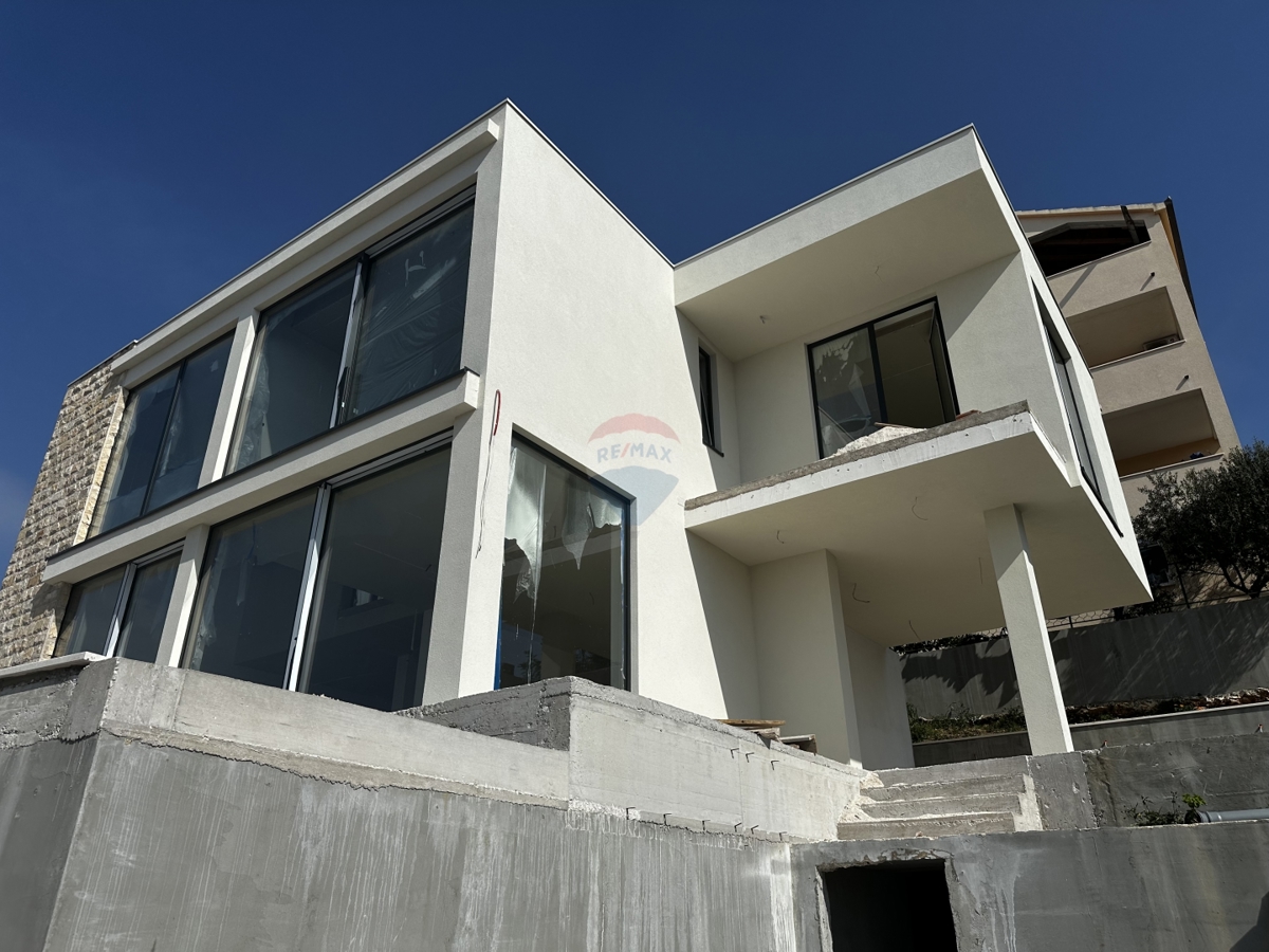 LUKSUZNA VILA Z BAZENOM MODERNE ARHITEKTURE, ROGOZNICA