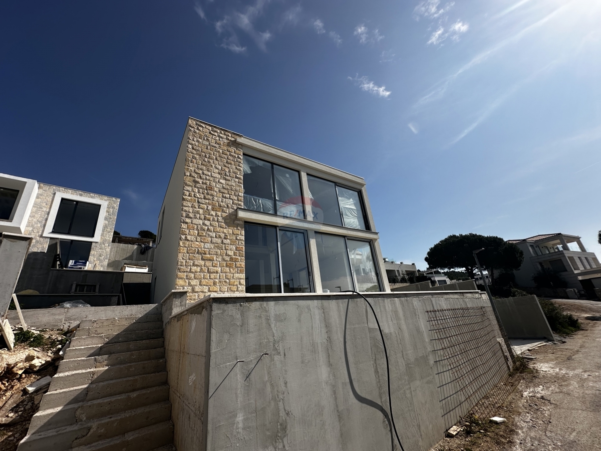 LUKSUZNA VILA Z BAZENOM MODERNE ARHITEKTURE, ROGOZNICA