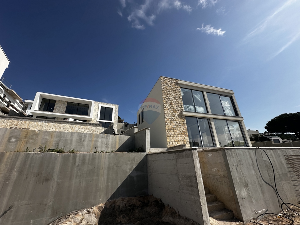 LUKSUZNA VILA Z BAZENOM MODERNE ARHITEKTURE, ROGOZNICA