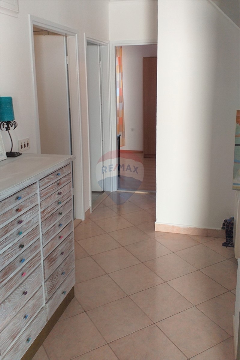 Stanovanje / Apartma Njivice, Šibenik, 198m2