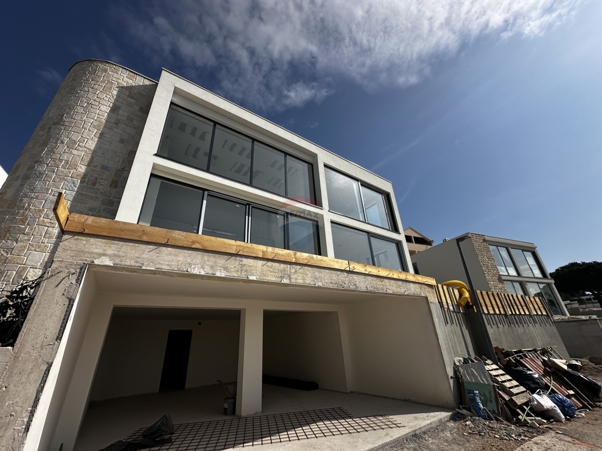 LUKSUZNA MODERNA VILA Z BAZENOM, ROGOZNICA