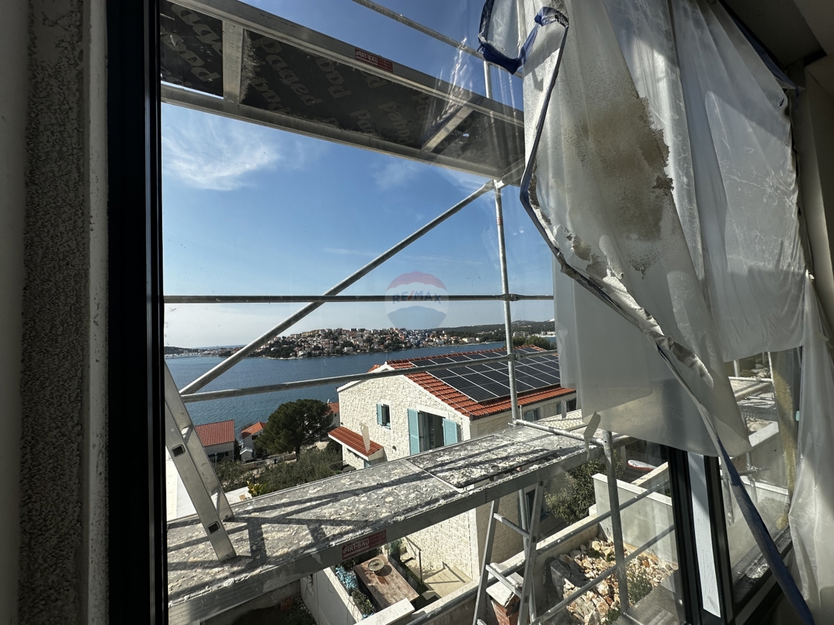 LUKSUZNA MODERNA VILA Z BAZENOM, ROGOZNICA