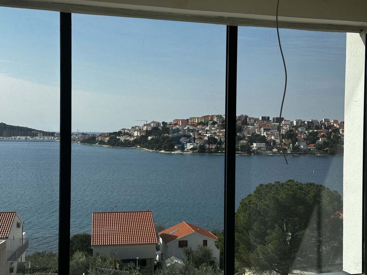 LUKSUZNA MODERNA VILA Z BAZENOM, ROGOZNICA