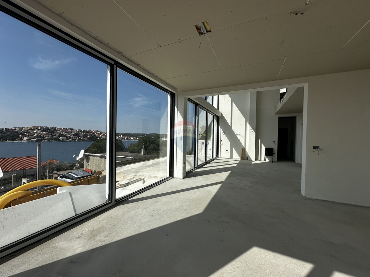 LUKSUZNA MODERNA VILA Z BAZENOM, ROGOZNICA