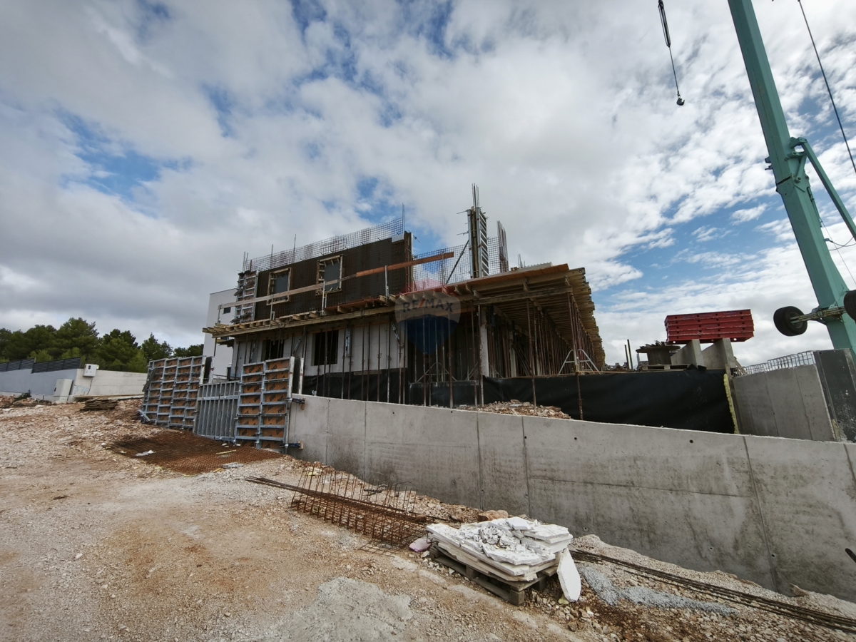 Luksuzno dvosobno stanovanje (B3) v 1. nadstropju z garažo (B3), Primošten