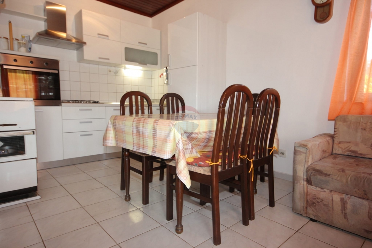 Hiša takoj vseljiva, idealna za prenovo + zemljišče 1154 m², Ražanj- Rogoznica