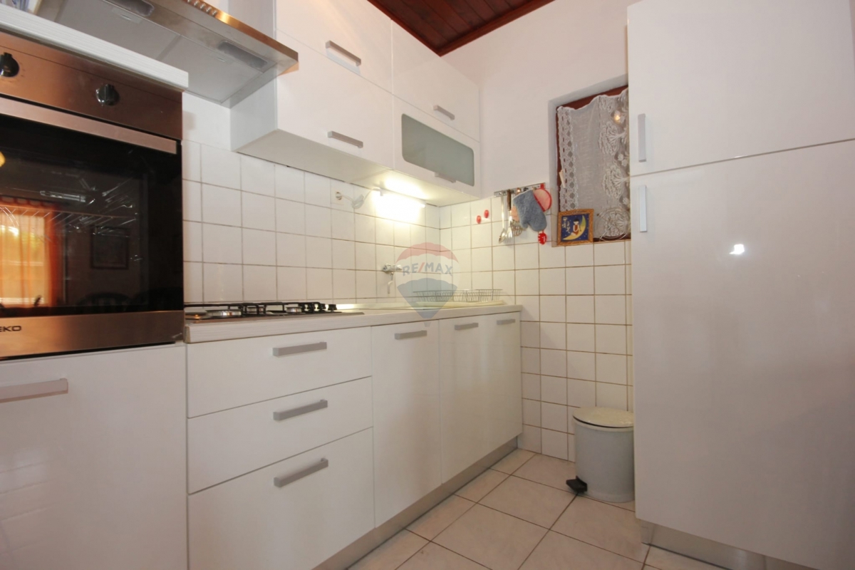 Hiša takoj vseljiva, idealna za prenovo + zemljišče 1154 m², Ražanj- Rogoznica