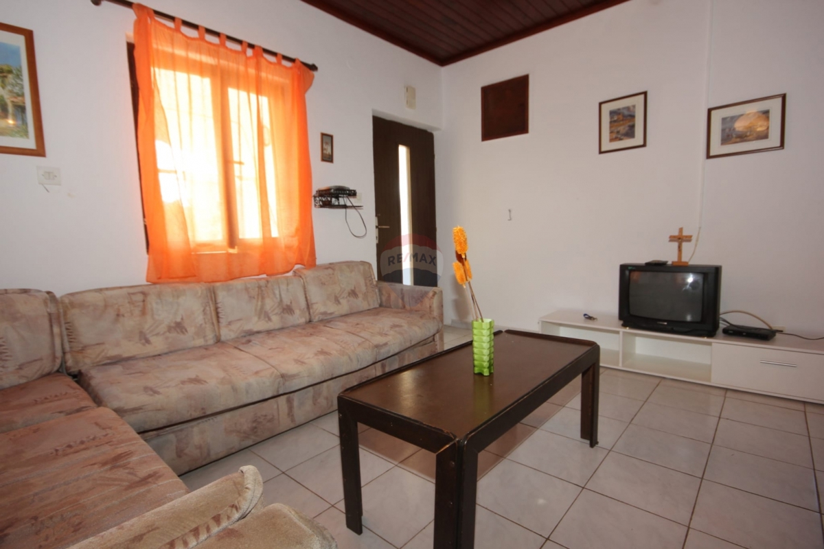 Hiša takoj vseljiva, idealna za prenovo + zemljišče 1154 m², Ražanj- Rogoznica