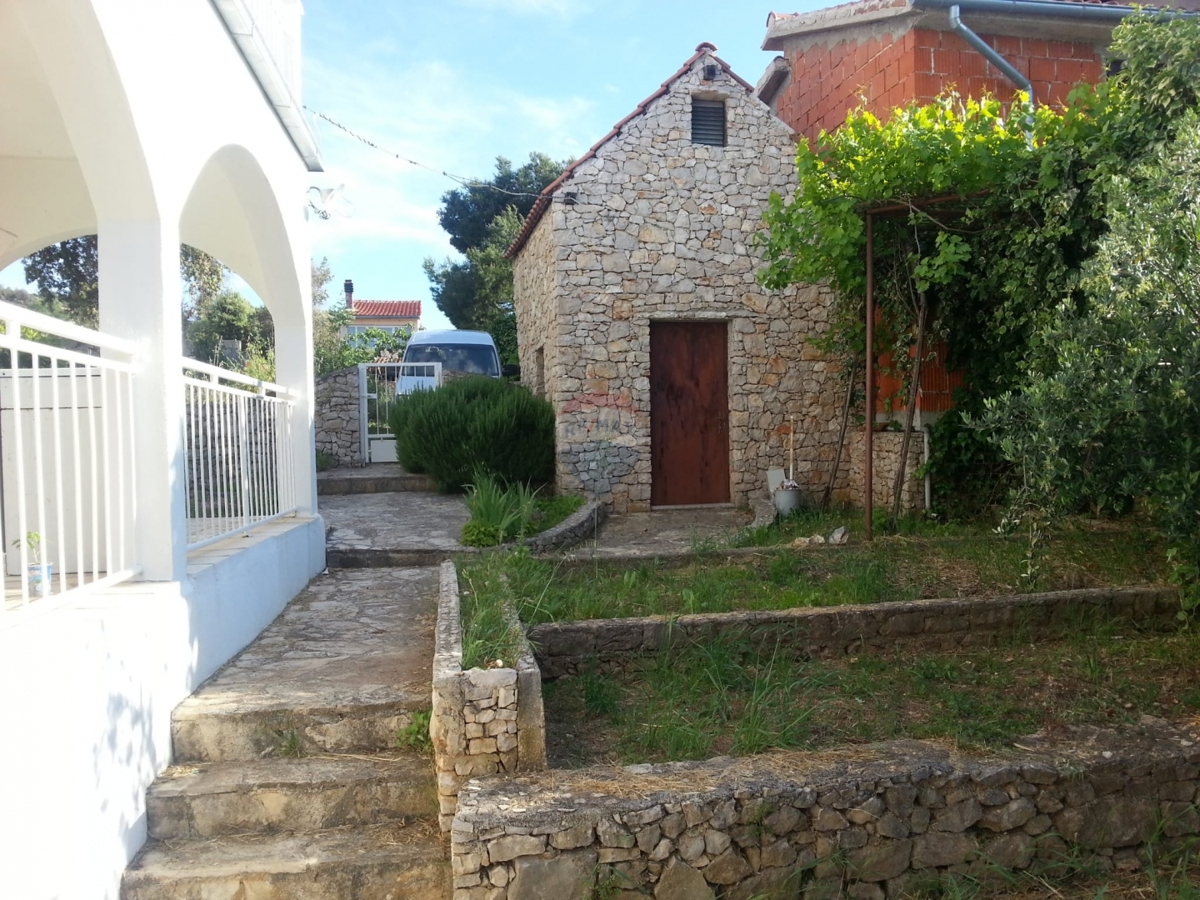 Hiša takoj vseljiva, idealna za prenovo + zemljišče 1154 m², Ražanj- Rogoznica