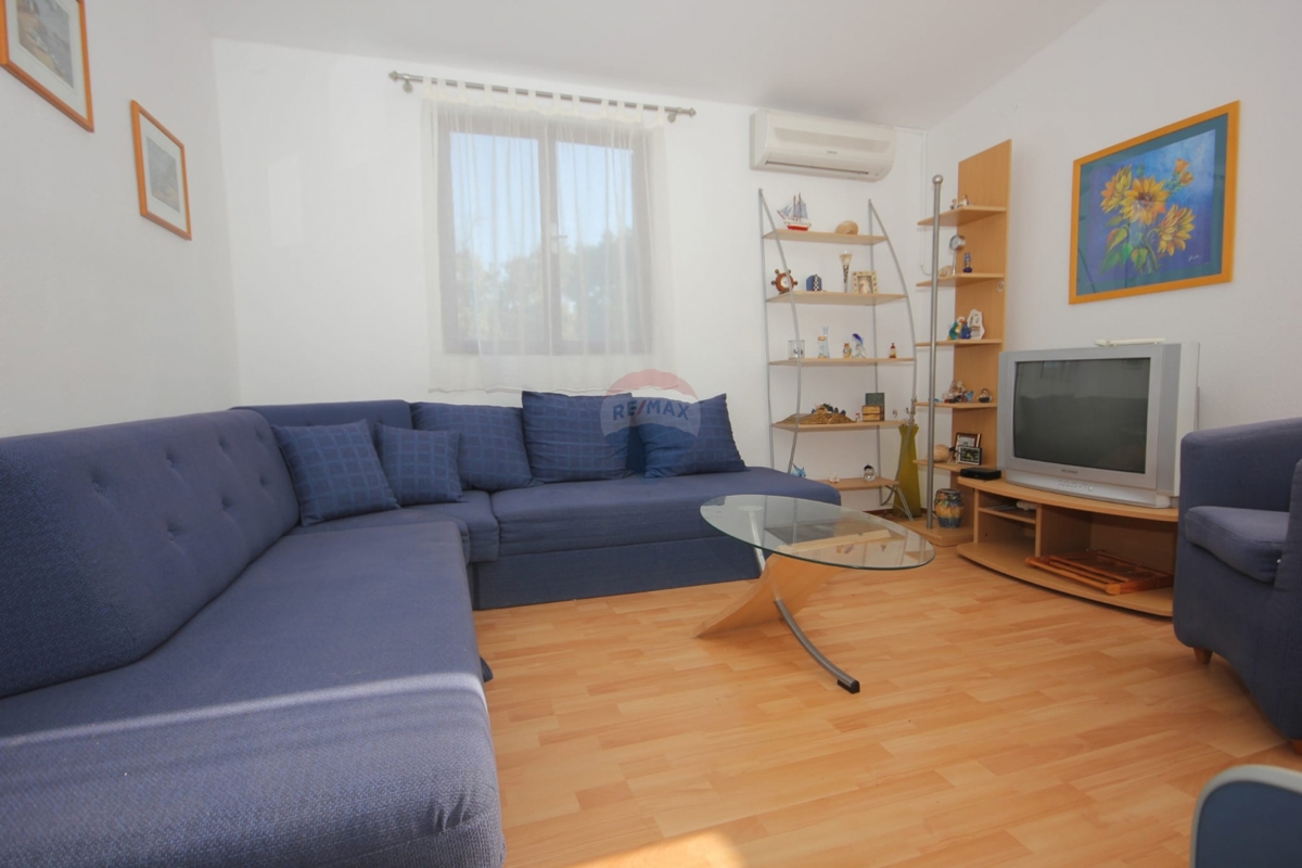 Hiša takoj vseljiva, idealna za prenovo + zemljišče 1154 m², Ražanj- Rogoznica