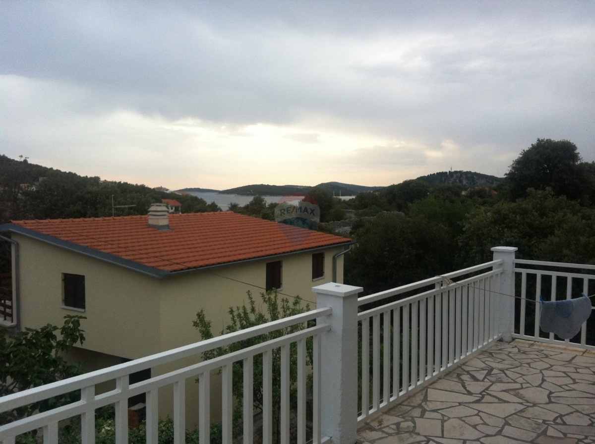 Hiša takoj vseljiva, idealna za prenovo + zemljišče 1154 m², Ražanj- Rogoznica