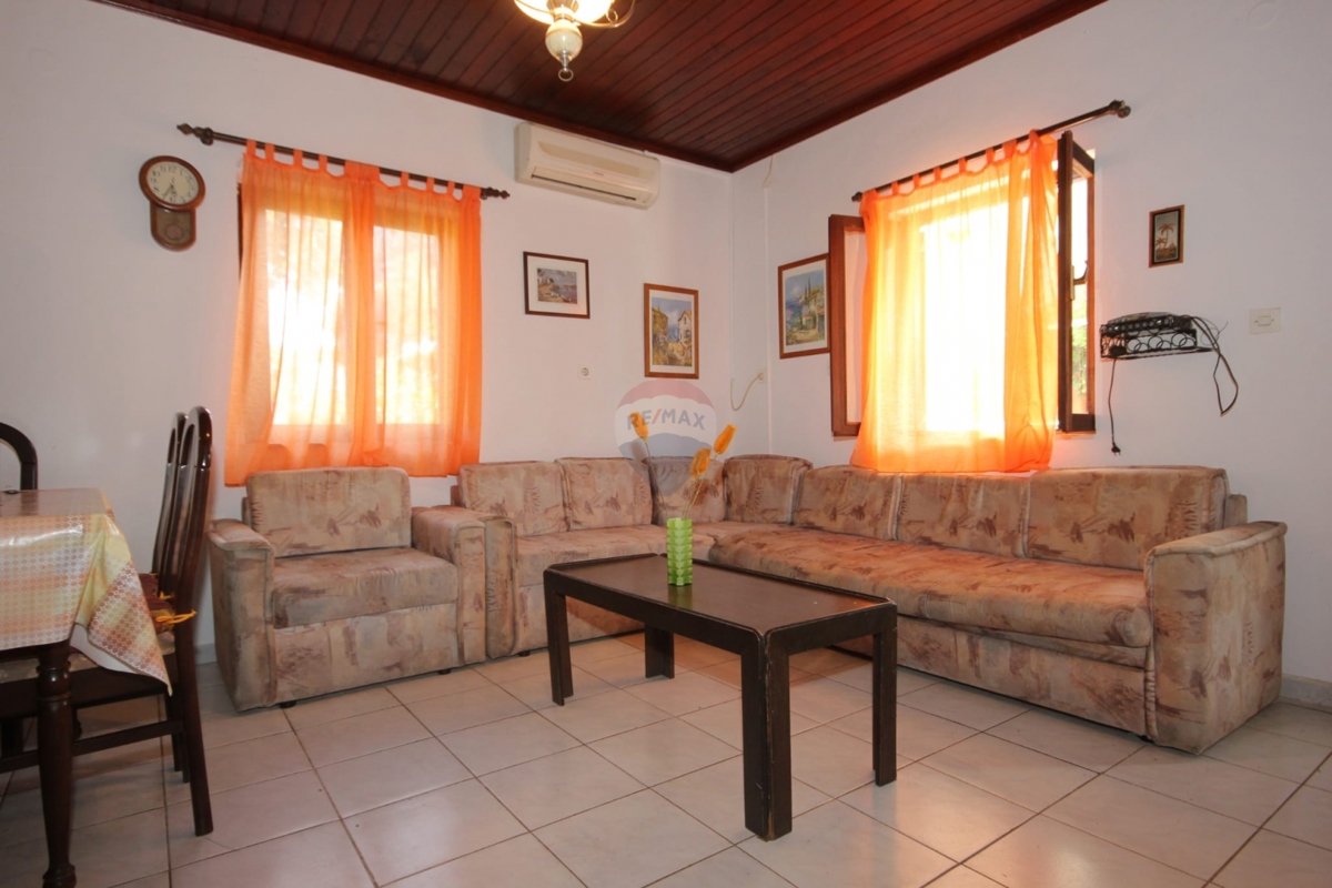 Hiša takoj vseljiva, idealna za prenovo + zemljišče 1154 m², Ražanj- Rogoznica