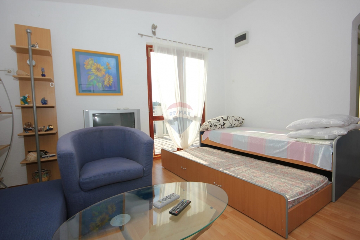 Hiša takoj vseljiva, idealna za prenovo + zemljišče 1154 m², Ražanj- Rogoznica