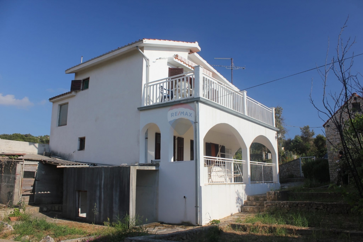 Hiša takoj vseljiva, idealna za prenovo + zemljišče 1154 m², Ražanj- Rogoznica