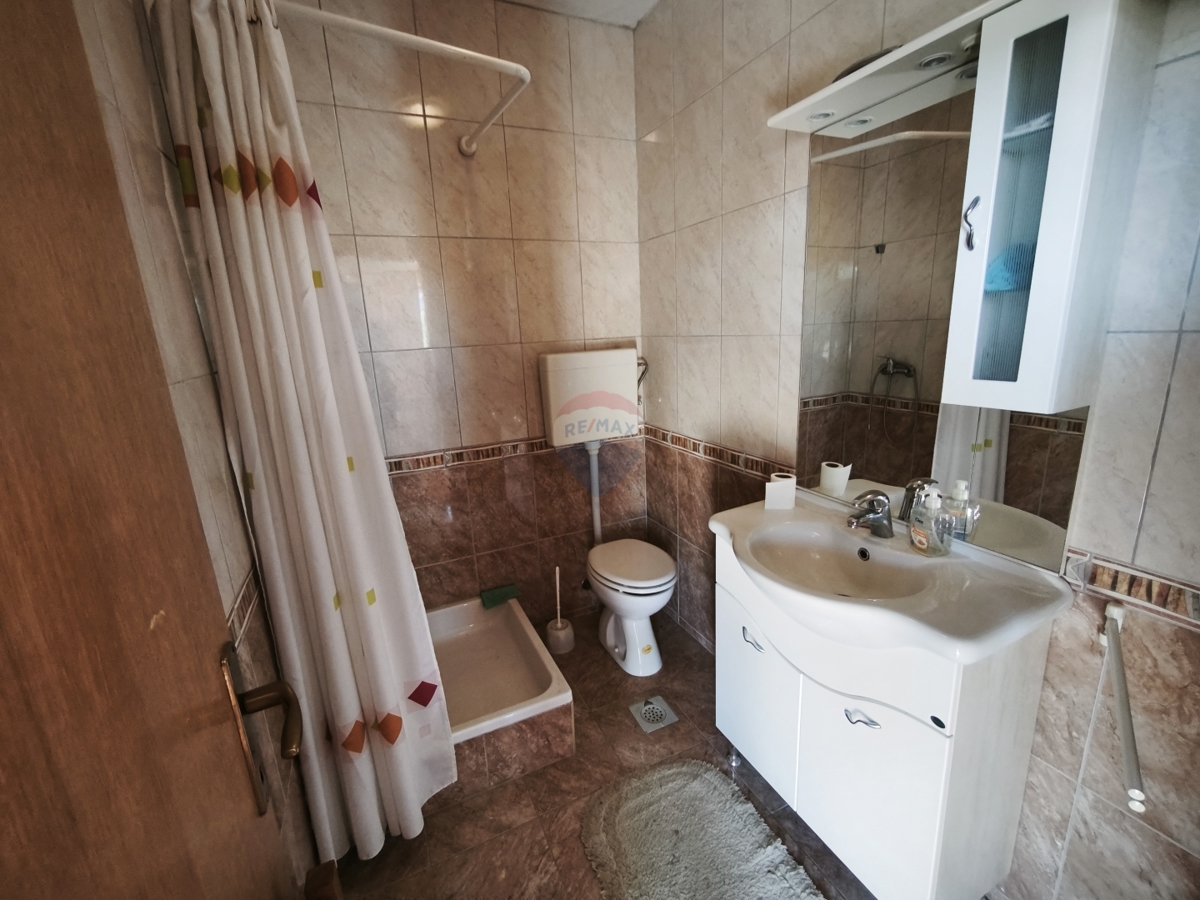 Hiša z dvema apartmajema in strešno teraso, 130 m od morja – Stupin, Rogoznica