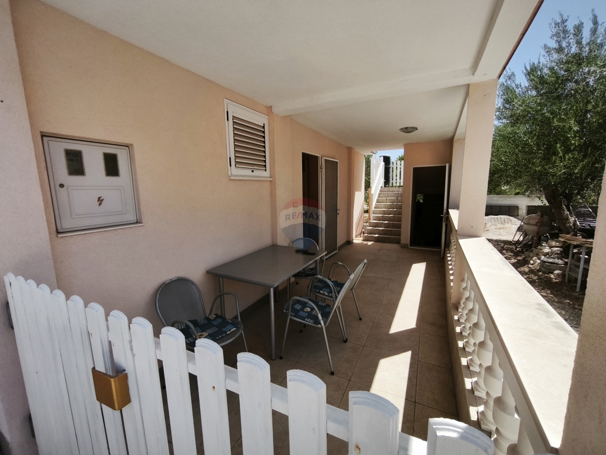 Hiša z dvema apartmajema in strešno teraso, 130 m od morja – Stupin, Rogoznica